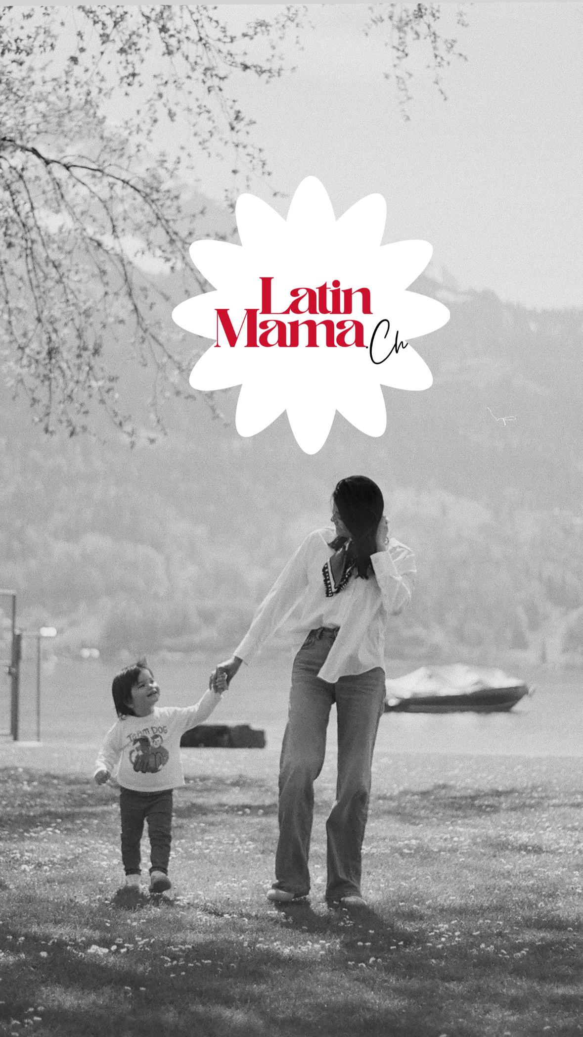 Andrea caminando con su hija junto al lago